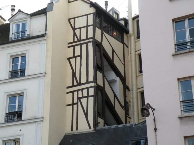  escaliers extérieurs dans immeuble ancien, quai de Montebello